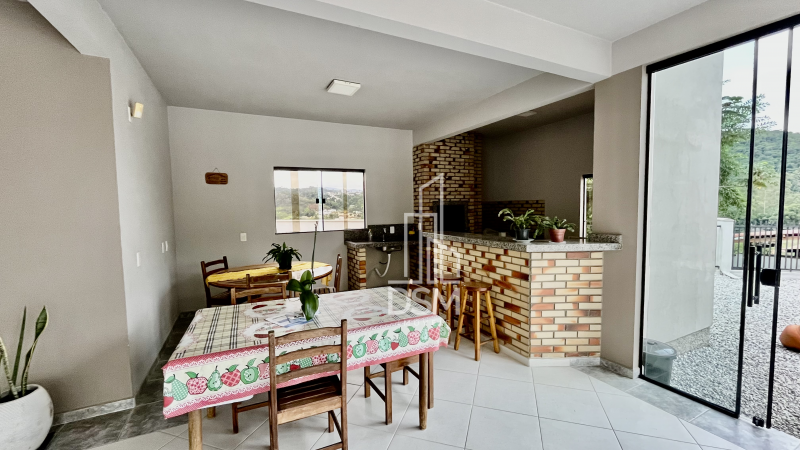 Casa de Alto Padrão Mobiliada 2 (dois) quartos sendo 1 (um) suíte com closet em Amplo Terreno