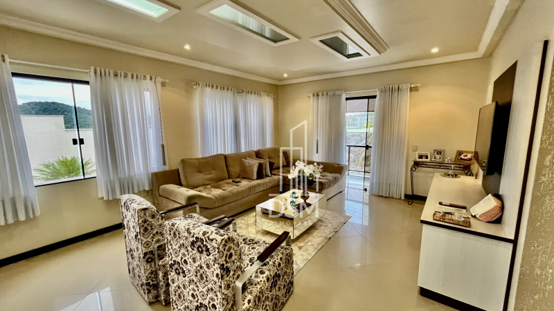 Casa de Alto Padrão Mobiliada 2 (dois) quartos sendo 1 (um) suíte com closet em Amplo Terreno