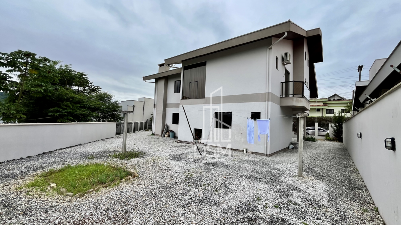 Casa de Alto Padrão Mobiliada 2 (dois) quartos sendo 1 (um) suíte com closet em Amplo Terreno