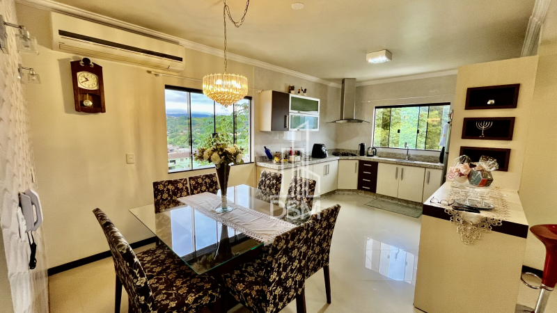 Casa de Alto Padrão Mobiliada 2 (dois) quartos sendo 1 (um) suíte com closet em Amplo Terreno