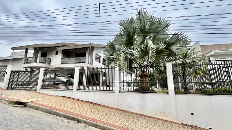 Casa de Alto Padrão Mobiliada 2 (dois) quartos sendo 1 (um) suíte com closet em Amplo Terreno