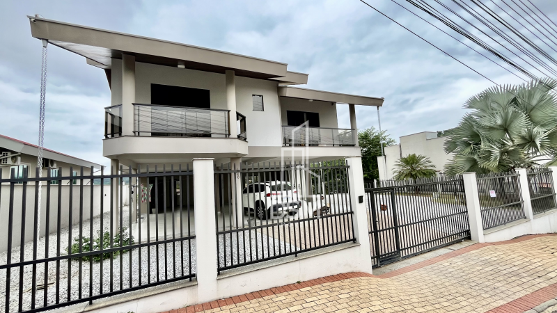 Casa de Alto Padrão Mobiliada 2 (dois) quartos sendo 1 (um) suíte com closet em Amplo Terreno