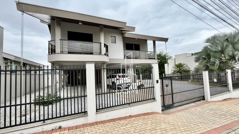 Casa de Alto Padrão Mobiliada 2 (dois) quartos sendo 1 (um) suíte com closet em Amplo Terreno
