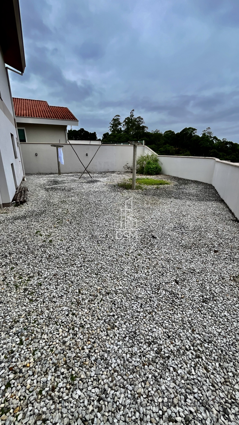 Casa de Alto Padrão Mobiliada 2 (dois) quartos sendo 1 (um) suíte com closet em Amplo Terreno