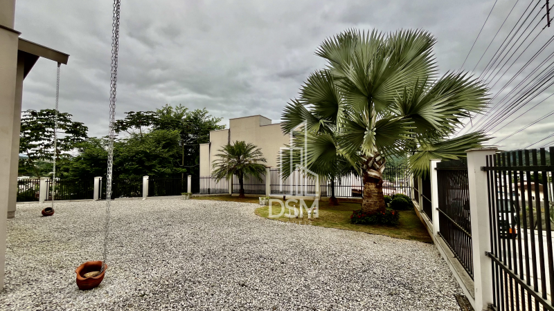 Casa de Alto Padrão Mobiliada 2 (dois) quartos sendo 1 (um) suíte com closet em Amplo Terreno