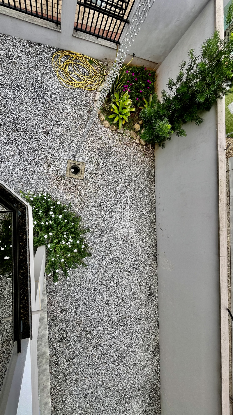 Casa de Alto Padrão Mobiliada 2 (dois) quartos sendo 1 (um) suíte com closet em Amplo Terreno