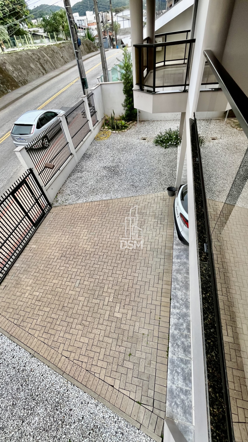 Casa de Alto Padrão Mobiliada 2 (dois) quartos sendo 1 (um) suíte com closet em Amplo Terreno