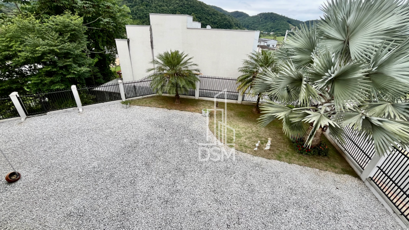 Casa de Alto Padrão Mobiliada 2 (dois) quartos sendo 1 (um) suíte com closet em Amplo Terreno