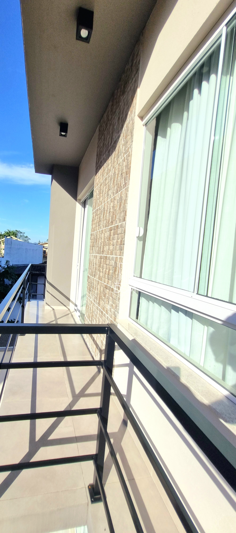 Casa Mobiliada com 3 quartos, 1 suite e 2 vagas de garagem.