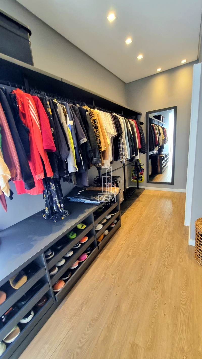 Casa Mobiliada com 3 quartos, 1 suite e 2 vagas de garagem.