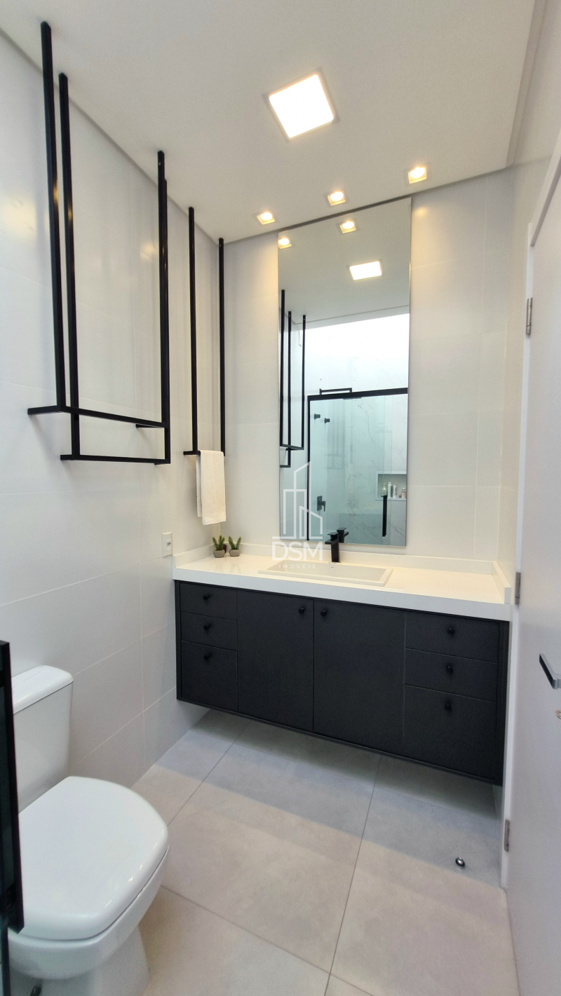 Casa Mobiliada com 3 quartos, 1 suite e 2 vagas de garagem.