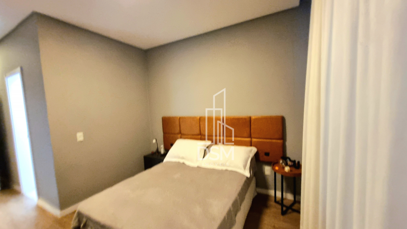 Casa Mobiliada com 3 quartos, 1 suite e 2 vagas de garagem.