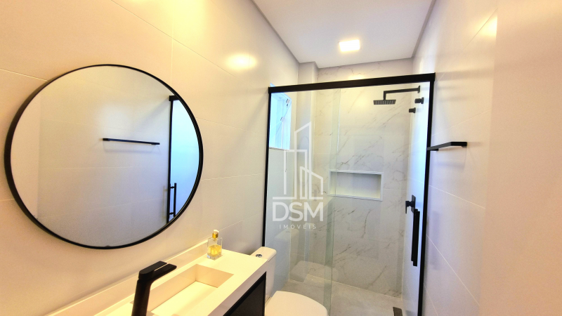 Casa Mobiliada com 3 quartos, 1 suite e 2 vagas de garagem.