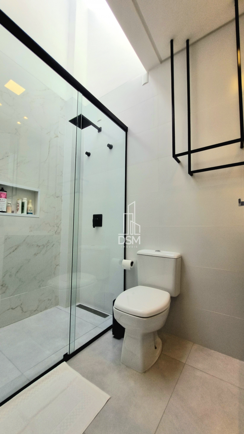 Casa Mobiliada com 3 quartos, 1 suite e 2 vagas de garagem.