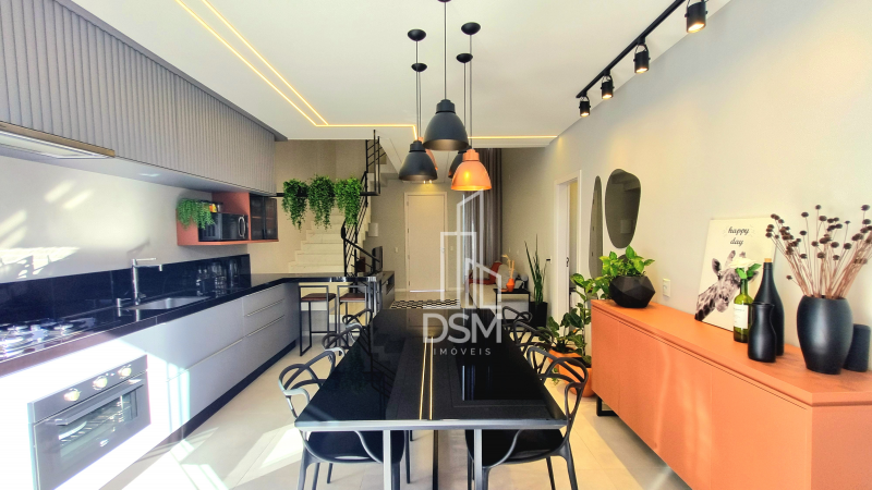 Casa Mobiliada com 3 quartos, 1 suite e 2 vagas de garagem.