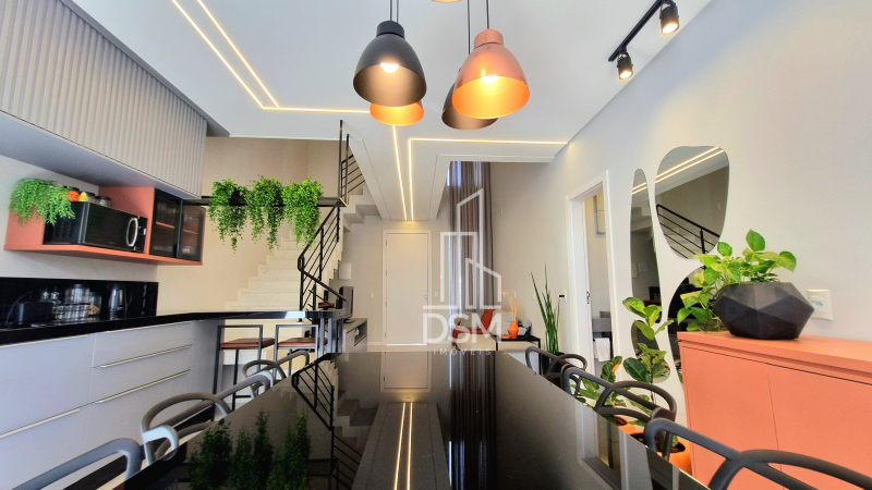 Casa Mobiliada com 3 quartos, 1 suite e 2 vagas de garagem.