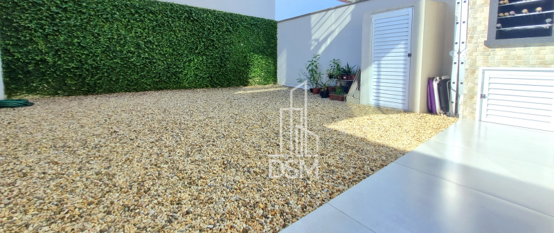 Casa Mobiliada com 3 quartos, 1 suite e 2 vagas de garagem.