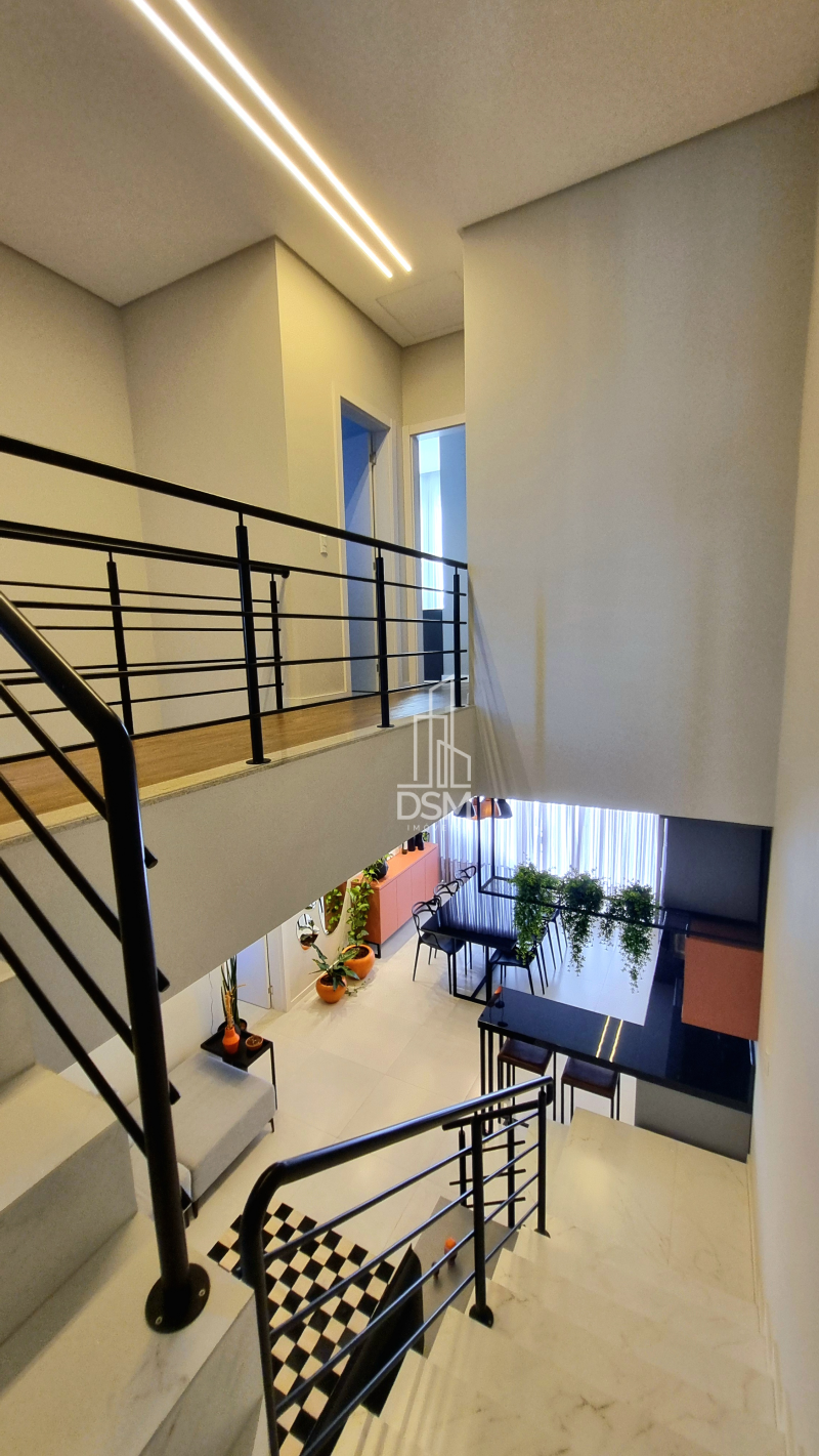 Casa Mobiliada com 3 quartos, 1 suite e 2 vagas de garagem.