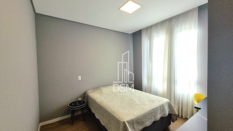 Casa Mobiliada com 3 quartos, 1 suite e 2 vagas de garagem.