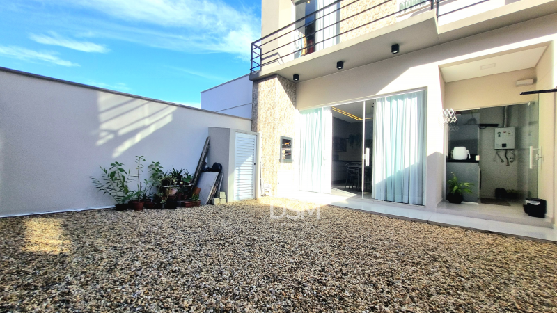 Casa Mobiliada com 3 quartos, 1 suite e 2 vagas de garagem.