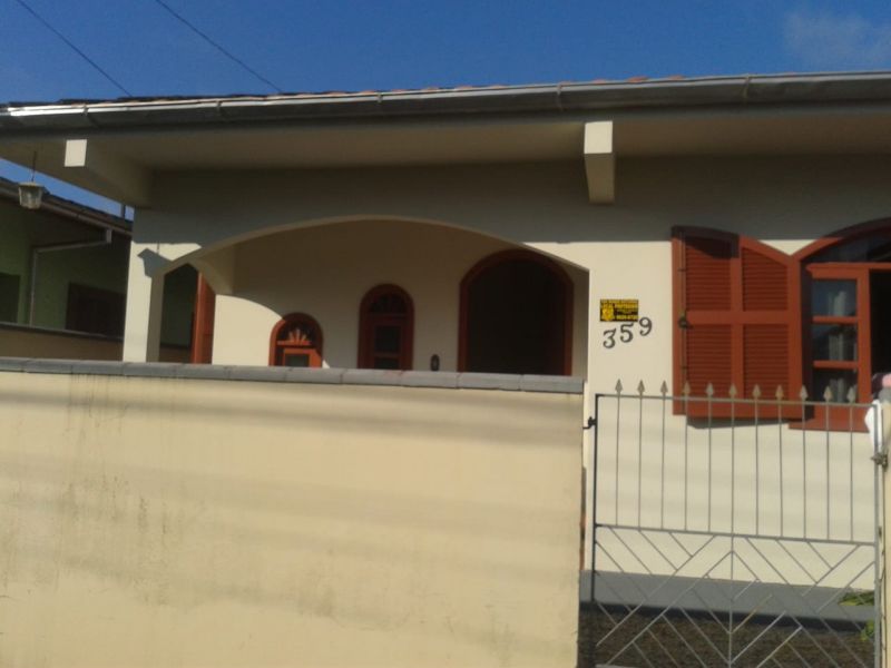 CASA COM UMA QUITINETE ENCIMA DA GARAGEM