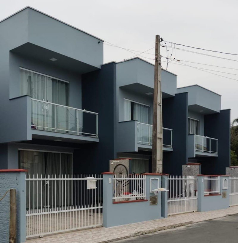 Sobrado Localizada no Bairro de Armação.