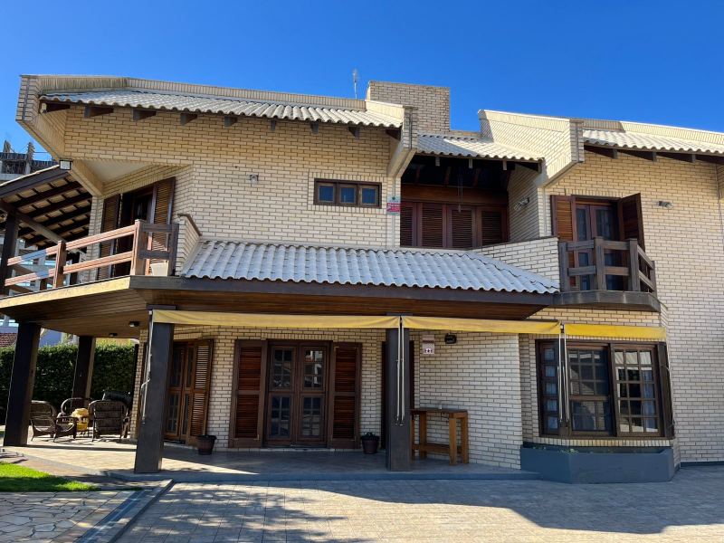 Linda Casa com Piscina á 300 Metros da Praia.