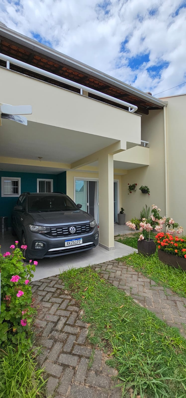 Casa residencial localizada na Rua José Roberto Gomes, nº 125-B, no Centro de Penha.