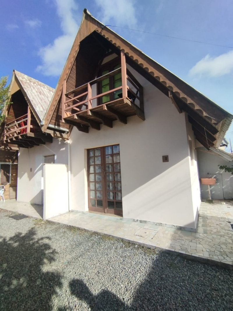 Uma Casa e Dois Chalés