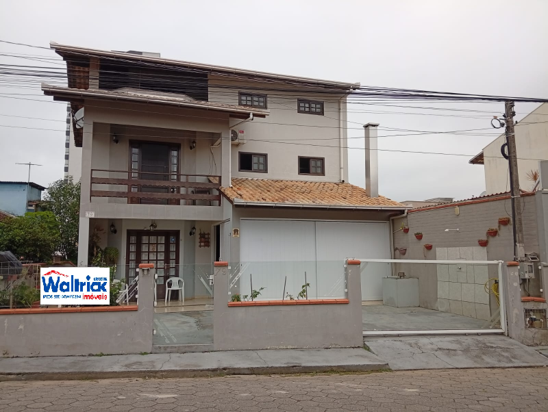 Casa Para Locação Anual no Centro de Penha.