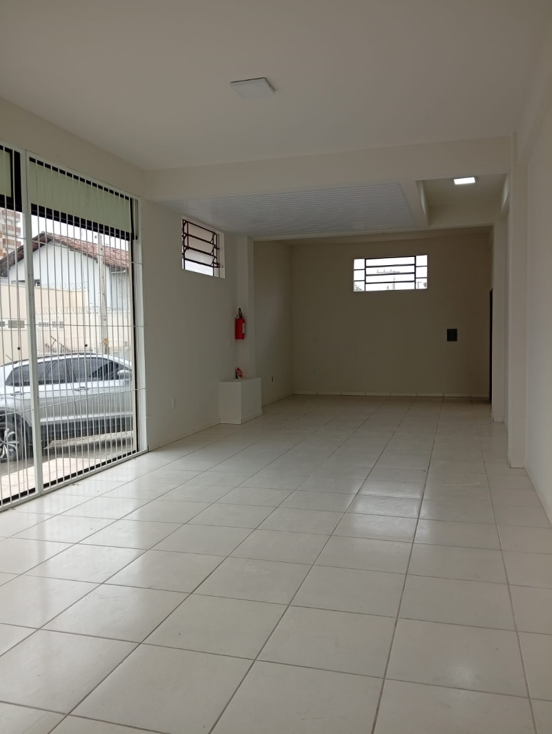 Sala Para Locação Anual no Centro de Penha.