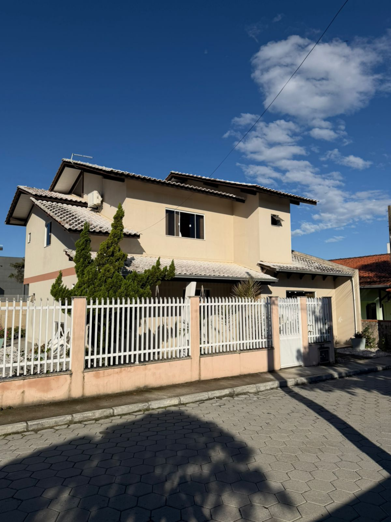Casa Com Sala Comercial no Centro de Penha