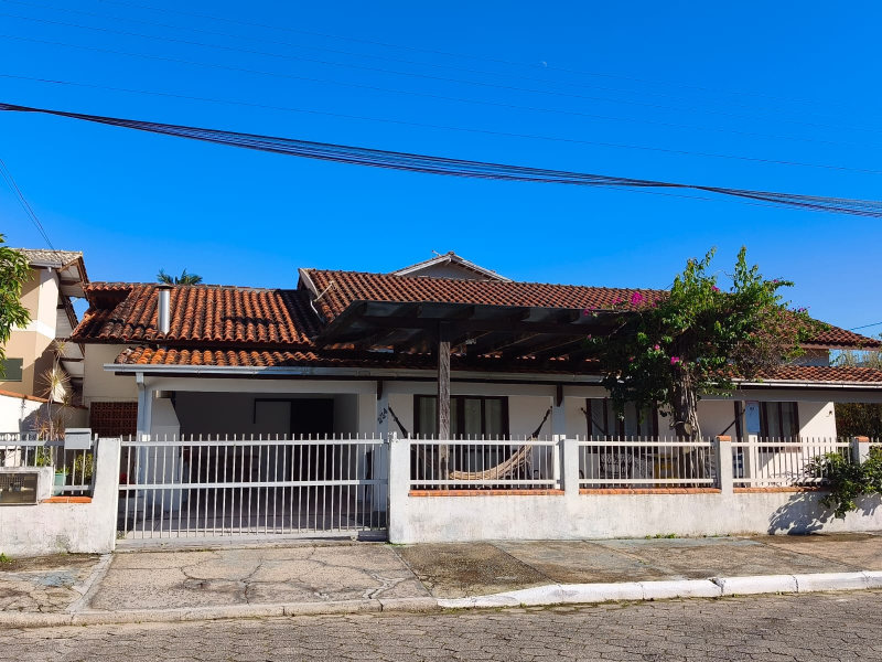 🏡 Casa em Terreno de Esquina com 360 m²