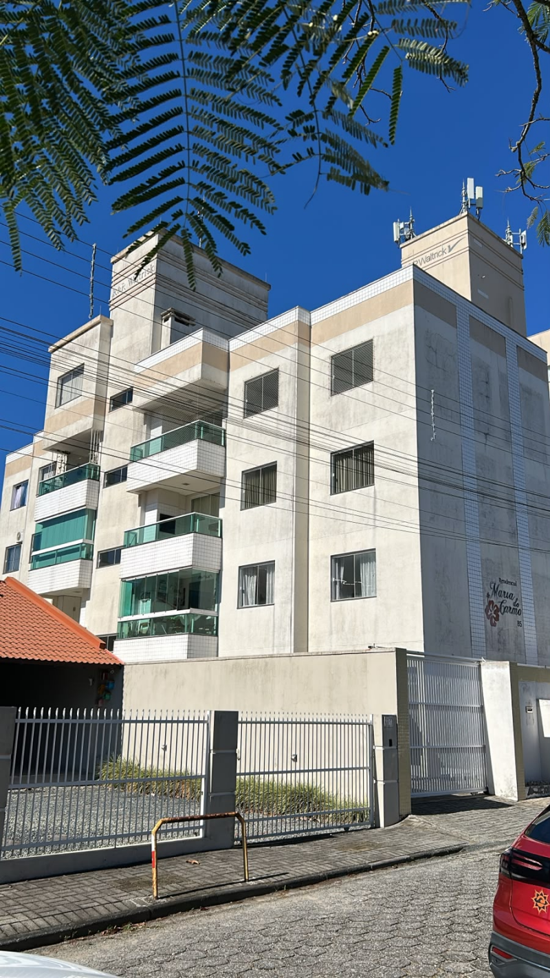 Apartamento Semimobiliado com Vista para o Mar á 120 Metros da Praia