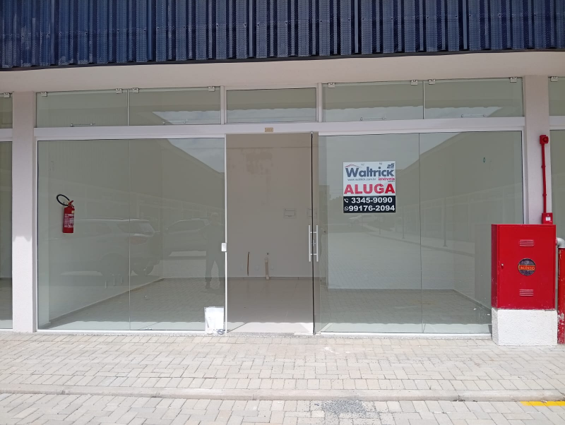 Sala Comercial no Centro de Penha.