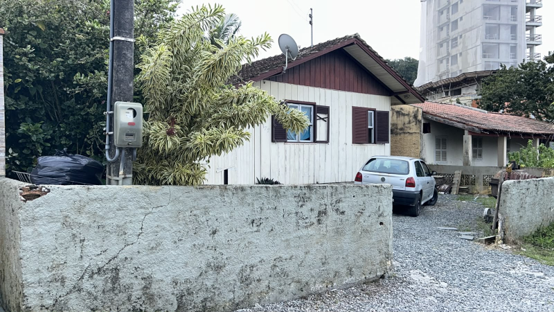 Casa Mista em uma ótima Localização no Centro de Penha á 250 Metros da Praia.