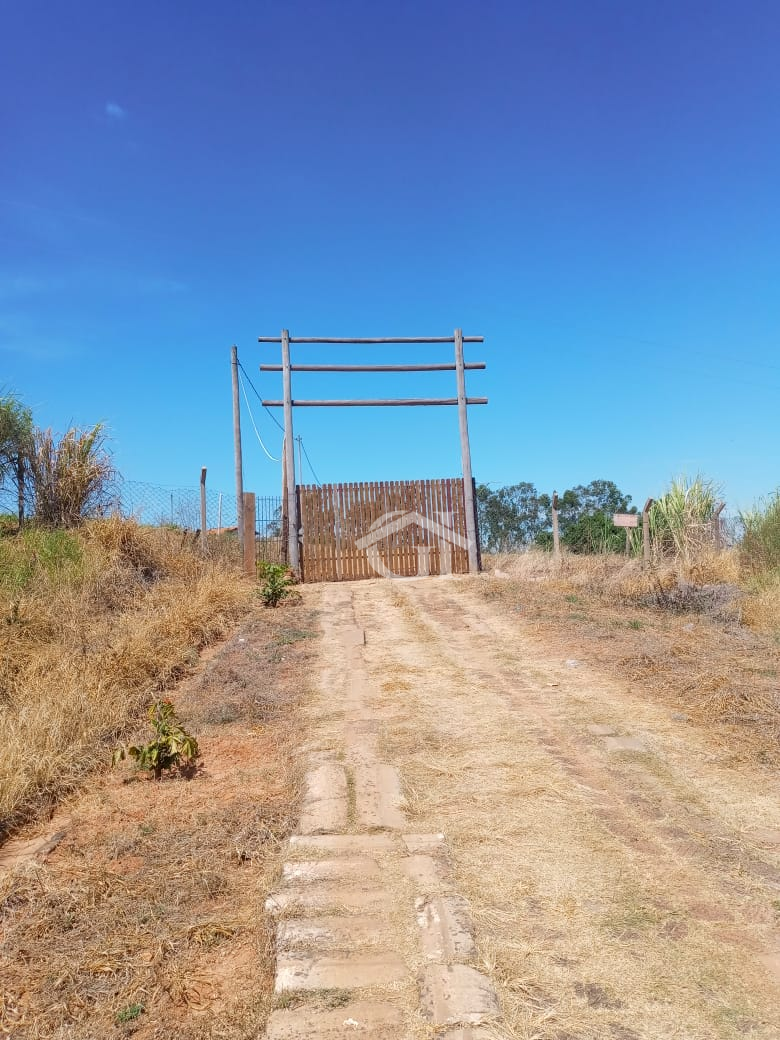 ÁREA DE TERRENO