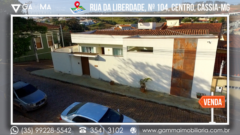 CASA DE EXCELENTE PADRÃO NO CENTRO DE CÁSSIA-MG.