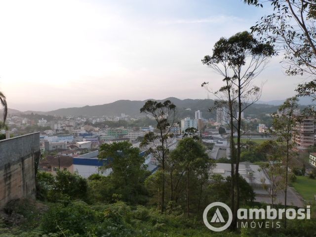 Terreno com linda vista para o Centro da cidade.