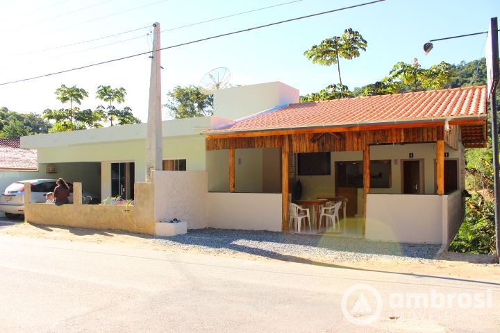 Excelente Casa com Ponto Comercial - Troca por Casa ou Sítio/Chácara!