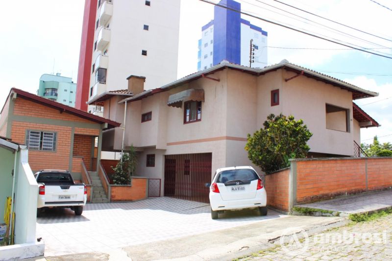 Excelente Casa em uma Área Privilegiada no Centro da Cidade de Brusque!