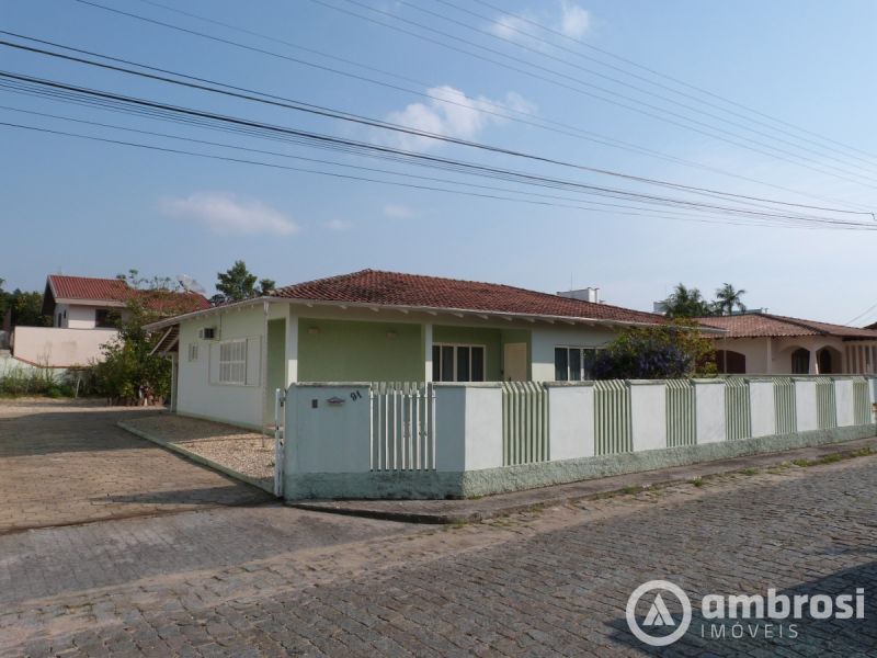 Casa com amplo terreno  25 x 33  -  Ideal para construção de prédio