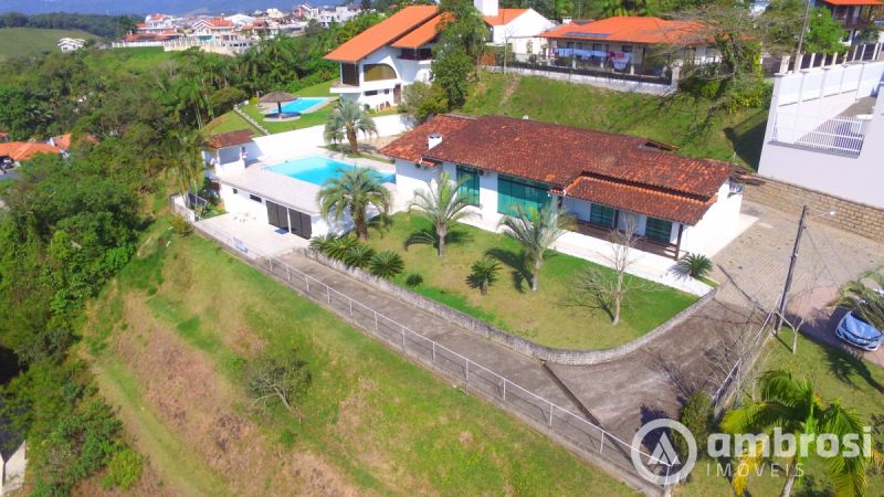 Linda Casa Alto Padrão no Centro de Gaspar/SC - Escriturado e Averbado!