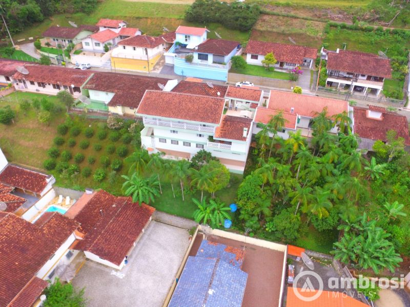 DUAS LINDAS CASAS SEPARADAS EM UM AMPLO TERRENO.  EXCELENTE LOCALIZAÇÃO PRÓXIMO AO CENTRO, IDEAL PARA MORAR OU PARA INVESTIDOR.