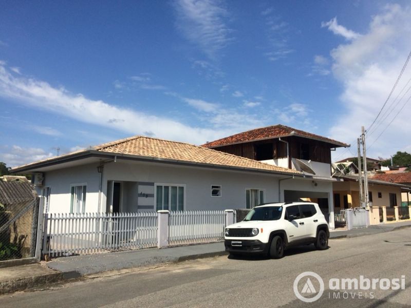 Casa com amplo terreno - Negocia com sítio 