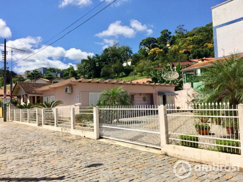 Casa no bairro Águas Claras com amplo terreno - Negocia com apartamento 
