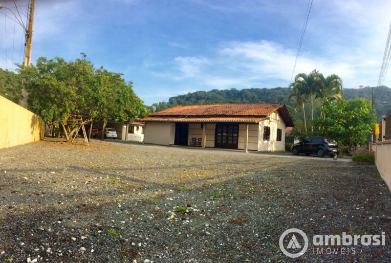 Casa com amplo terreno 804 m² - Negocia com chácara