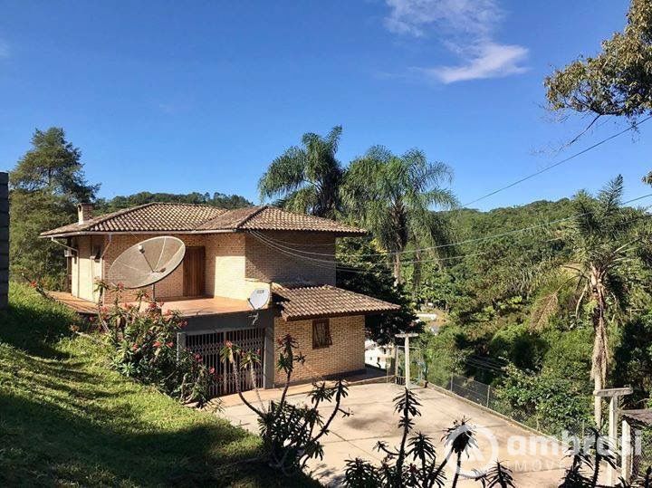 Bela Casa com Amplo Terreno! ÓTIMA LOCALIZAÇÃO!