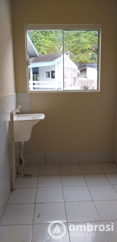 CASA 02 QTOS  (SEGUNDO PISO)  INCLUSO AGUA, LIXO E IPTU -   AV. PRIMEIRO DE MAIO