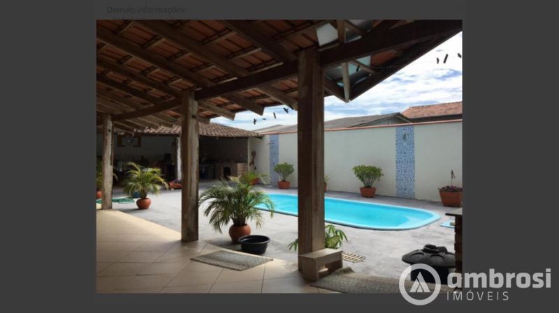 Casa com Sala Comercial e Piscina
